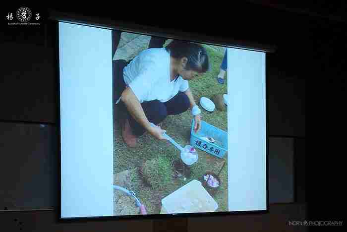 中興大學黃裕銘主任指出，從業者簡報畫面上的實作照片，可看出澆水過多，如此反會造成土壤過溼而害死微生物