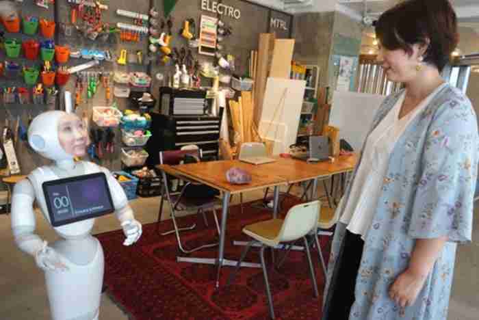 市原悅子表示 2 年前祖母的過世，讓她產生了「數位靈媒」的想法。