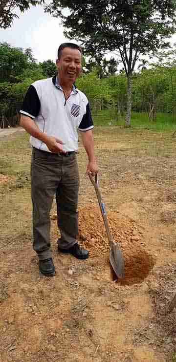 園方會提供土方工具讓家屬親手埋下骨灰送別往生者
