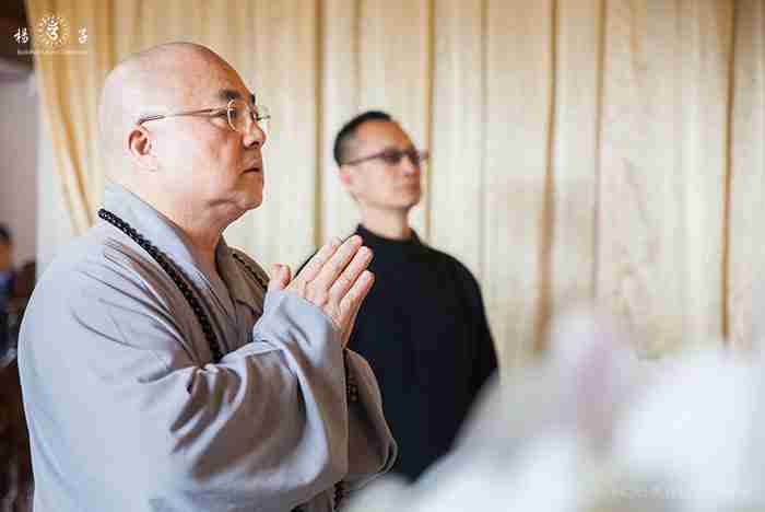  法鼓山方丈果東法師，於前副總統李元簇先生靈前致哀並開示祈願祝福