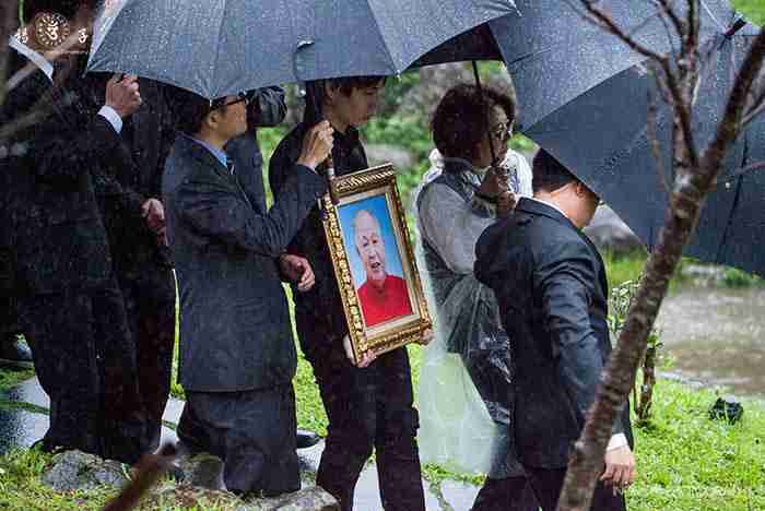 家屬圓滿前副總統李元簇先生於法鼓山植存遺願。不焚香、不燒紙錢、不立碑、不設牌位，不記錄植存位置。