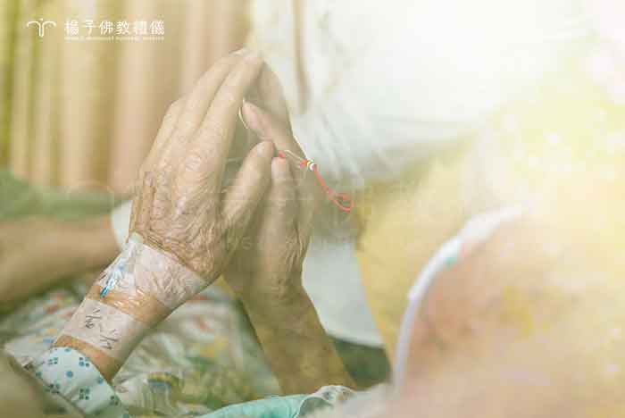 生命是一種無限的連續函數,同時生、老、病、死也都是生命的自然機制與歷程,慧開法師為為末期、臨終的病人開示,以及協助、指導家屬如何照顧、陪伴親人圓滿善終。 攝/楊子佛教禮儀 楊子佛教禮儀以慧開法師所著作的《生命的永續經營》,作為臉書活動的分享贈書,同時希望與廣大群眾一同共學生命的課題,及時掌握因緣,自然能領悟生命的終極意義。