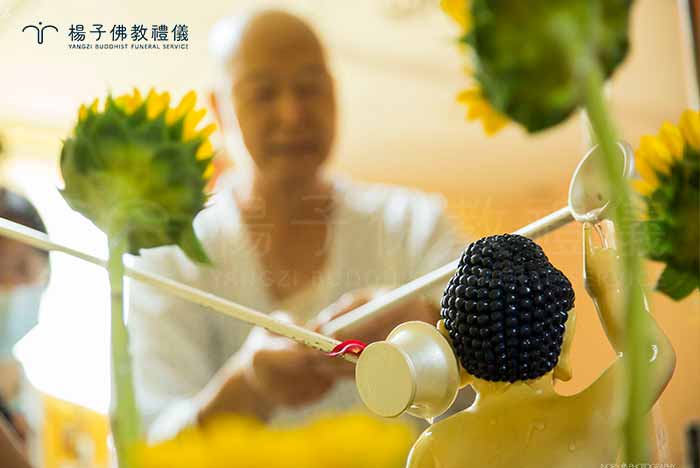 慈悲偉大的佛陀！祈求您加持在中榮虔誠浴佛的人，都得到清涼、歡喜、依靠、福佑，從浴佛那一刻起，身心自在莊嚴，所求如意、諸事吉祥！  攝/楊子佛教禮儀公司