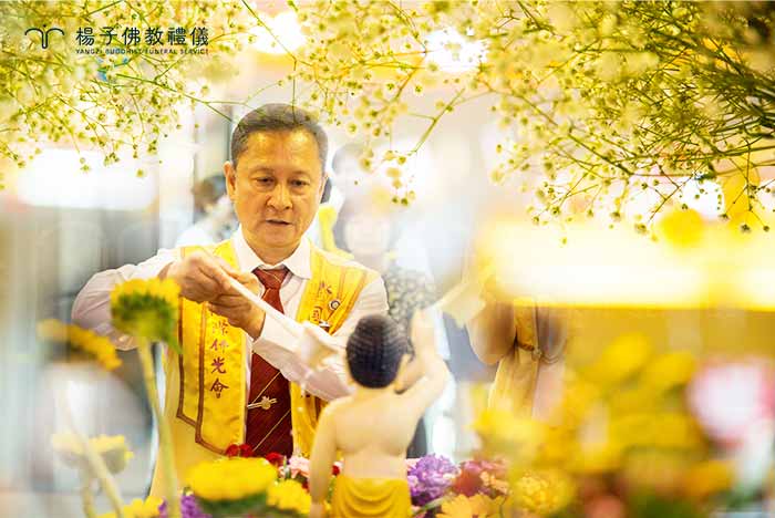 楊子牧師兄表示：「佛陀結下緣分，這是多麼殊勝的一件事。看到病友及家屬因為浴佛，感受到佛陀的慈悲光照，展露出燦爛笑容，那是佛的慈悲撫慰了眾生苦痛的心靈，使眾生的身心得到安定的力量，這是我參與浴佛活動最重要的收穫」 攝/楊子佛教禮儀公司