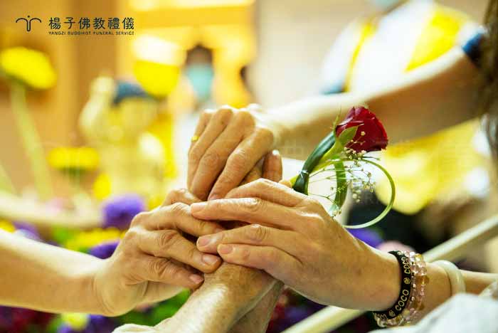安寧病房中，輕聲細語向病友、家屬道聲「吉祥」，隨行的佛光義工則分別送上祝福卡片、玫瑰花，並分享國定佛誕節的由來。  攝/楊子佛教禮儀公司