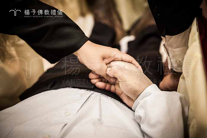 聖嚴法師在《佛化奠祭手冊》一書中表示:「入殮，往生者所穿衣服，依惜福觀念，以整潔、大方為原則，舊衣洗淨亦可，不必依俗穿著五、七層服裝，以免浪費又損福。」｜楊子佛教禮儀公司