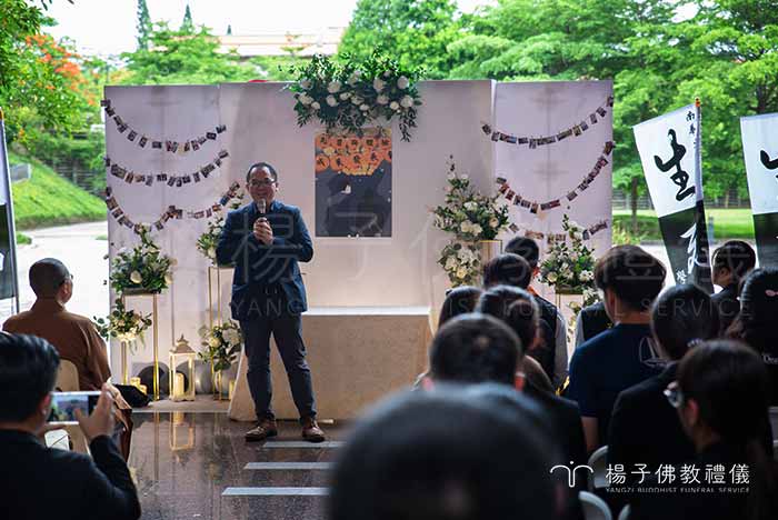 生死學系主任孫智辰致詞恭喜殯葬服務組四年級全體同學。｜楊子佛教禮儀公司