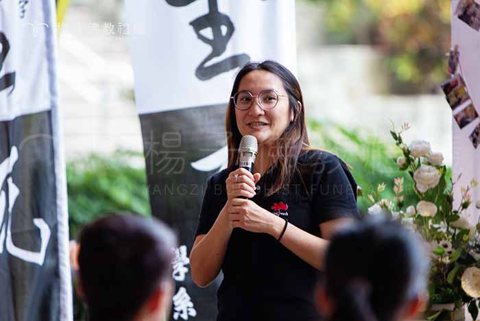 洪筱蘋老師帶領指導畢業班已八年，對各界協助與付出表達由衷感謝。｜楊子佛教禮儀公司