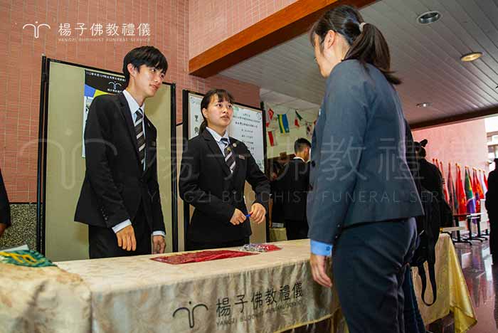 應屆實習生：楊慧海、鄭亦均在展示攤位上向學弟妹與來賓分享，在楊子實習期間學習到的寶貴實務經驗與最深刻的回憶。｜楊子佛教禮儀公司