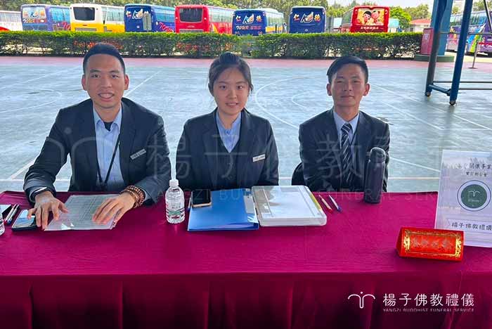 楊子佛教禮儀公司的優秀禮儀師代表參加「企業招生實習媒合會」，(左至右)包括劉闊榛、胡馨予、和陳文貴。胡馨予禮儀師是仁德醫專生命關懷事業科的第一屆優秀畢業生，曾接受《聯合報》的專訪。｜ 楊子佛教禮儀公司
