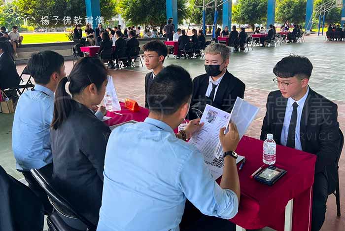 禮儀師的工作要求高度熱忱和良好體能，挑戰與使命同時存在。｜楊子佛教禮儀公司