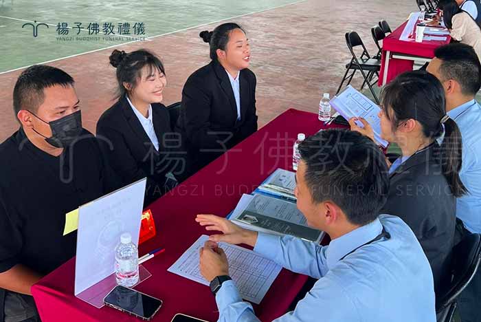 「企業招生實習媒合會」中，仁德醫專生命關懷事業科同學們積極用心準備這次的媒合互動。｜楊子佛教禮儀公司