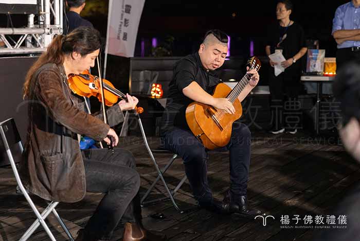 開幕音樂會，邀請創意青年音樂家樂團「加一吉他」演出，演奏多首音樂作品｜楊子佛教禮儀公司