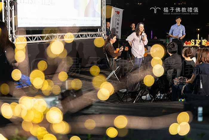 心之谷永續教育園區的露天電影院及開幕音樂會，在悠揚的旋律與溫馨氛圍中，策展人文蓓蓓也向現場觀眾說明心靈影展策辦緣起。｜楊子佛教禮儀公司