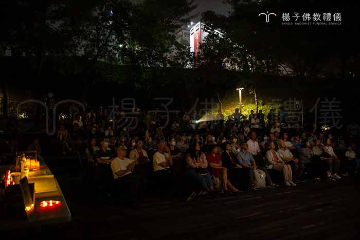與會來賓與民眾在輕鬆愜意的露天影院中忘情欣賞影片。｜楊子佛教禮儀公司