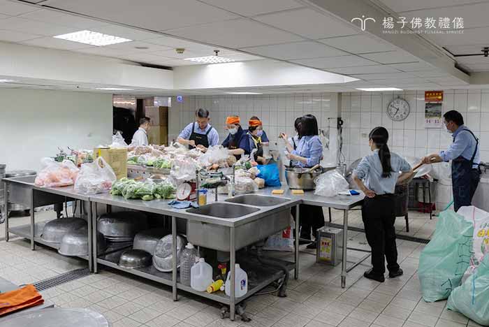 楊子佛教禮儀負責人楊子牧每年親自帶領同仁，參與佛光山惠中寺西屯分會主辦「法寶節」送臘八粥活動。｜楊子佛教禮儀公司