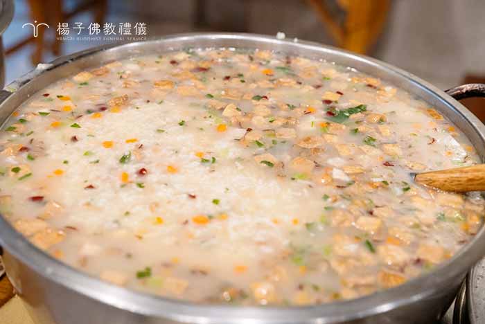 根據佛光會的臘八鹹粥食譜，主要食材如下：除了最基本的米、青菜、胡蘿蔔，還有花生（或黃豆）、蓮子、白果、芋頭、豆腐（或油豆腐）、油條等食材。若要再增加食材，還可放四川木耳、紅棗、素豆餅等等。｜楊子佛教禮儀公司