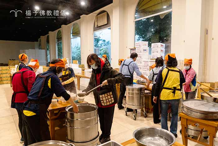 烹煮臘八粥是臺中佛光人每年的重要活動之一。｜楊子佛教禮儀公司