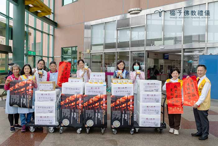 國際佛光會西屯分會眾人、安寧病房護理人員、志工、楊子牧等人，於台中榮總婦幼大樓中庭為臘八粥送暖活動合影留念。｜楊子佛教禮儀公司
