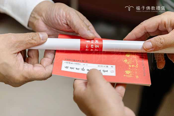 2025年星雲大師墨寶「向前有路 光明在望」春聯及《佛光小叢書》，送給病友、家屬、醫護人員。｜楊子佛教禮儀公司
