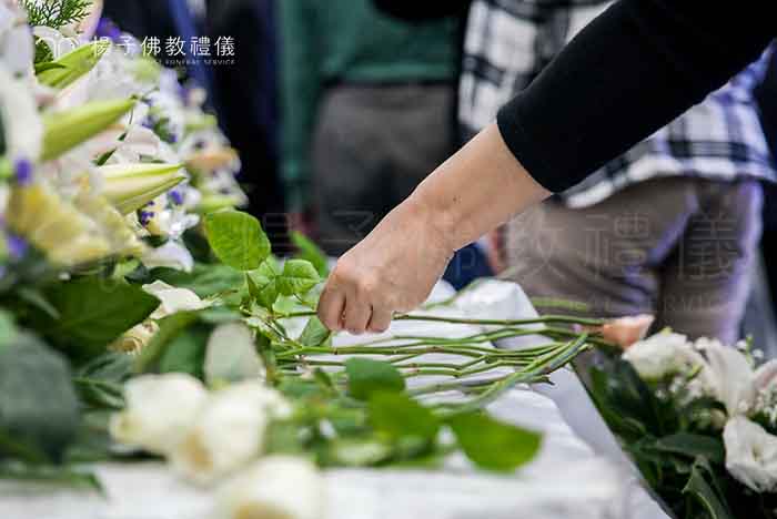 以祝福心意獻上白色花束，輕拂送別的哀傷漸化為安然。｜楊子佛教禮儀公司