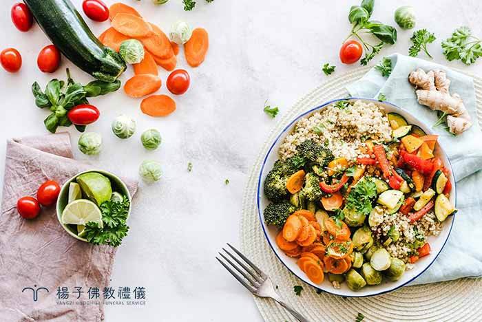 生命的最後一餐，也能充滿愛的滋味。用心備餐，美味與溫暖交織，為病患帶來尊嚴與幸福。｜楊子佛教禮儀公司