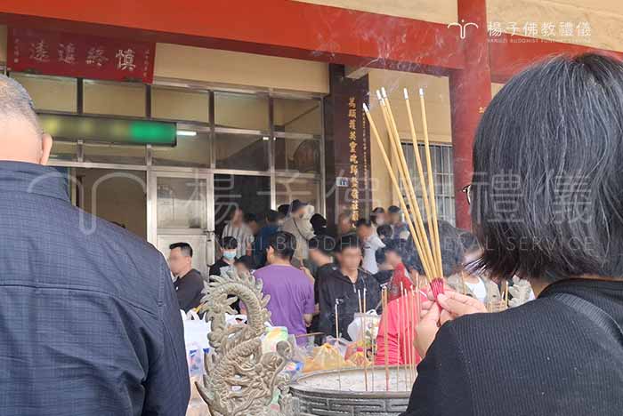祭祀祖先便不僅是宗族傳承的儀式，更承載著深厚的文化意涵。是追本溯源紀念親情與延續孝道的方式，追本溯源是慎終追遠的實踐。｜楊子佛教禮儀公司
