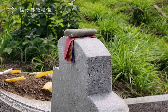 掛紙儀式完成後，便可點燃香燭，供奉米糕、水果等供品，並焚燒銀紙以表心意。拜祭祖墳後，還會特別向「后土」守護墓地的土地神致敬，祈求祖靈安寧。｜楊子佛教禮儀公司