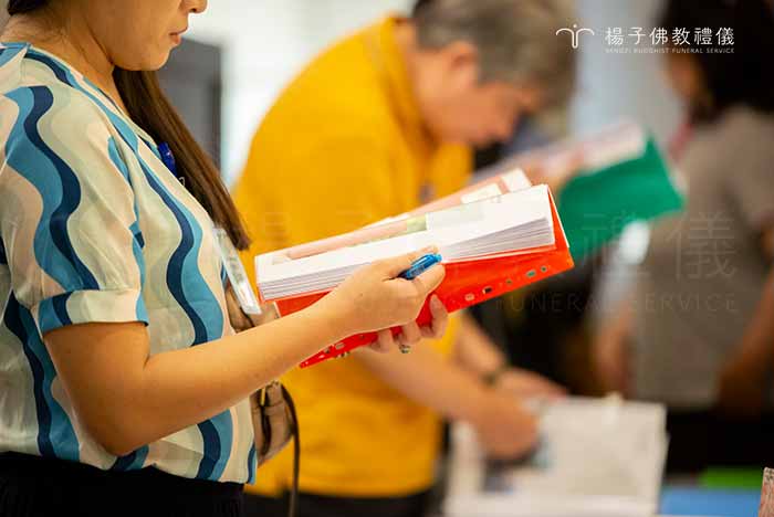 經臺中市府民政局評鑑團嚴格查核，楊子佛教禮儀公司展現了五大面向的優質服務。其詳盡備審與簡報內容，獲得委員高度肯定與讚許。｜楊子佛教禮儀公司