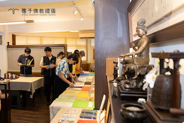 評鑑由臺中市府民政局組成，評鑑團以嚴謹標準查核「組織管理」等五大面向，過程全面且深入。為確保公正，楊子牧師兄以簡報詳細闡述理念與做法，備受委員讚許。｜楊子佛教禮儀公司