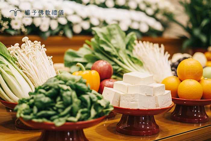 莊嚴的供桌上以真誠的心意為逝者準備清簡的素食，新鮮的蔬果和食品來取代腥葷供品也能很有意義。｜楊子佛教禮儀公司