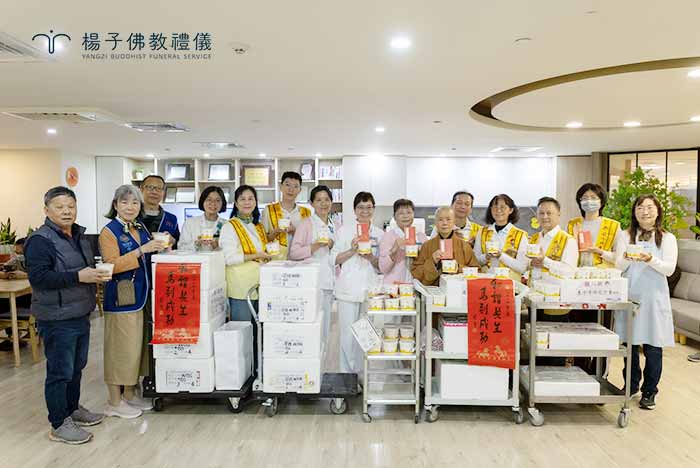 楊子團隊與佛光山西屯分會眾人在榮總留下溫馨合影。連續 25 年的堅持，見證了我們「探病第一福田」的初心。這份公益善緣將持續傳承，讓社會充滿更多善美價值。｜楊子佛教禮儀公司