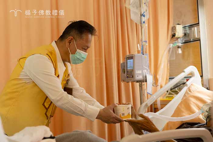 楊子牧率領同仁為病人送上一碗暖暖的佛粥與吉祥春聯，為白衣天使們加油打氣，感謝第一線醫護人員的辛勞！期盼來自眾人齊心合力的關懷能讓大家得到圓滿。｜楊子佛教禮儀公司