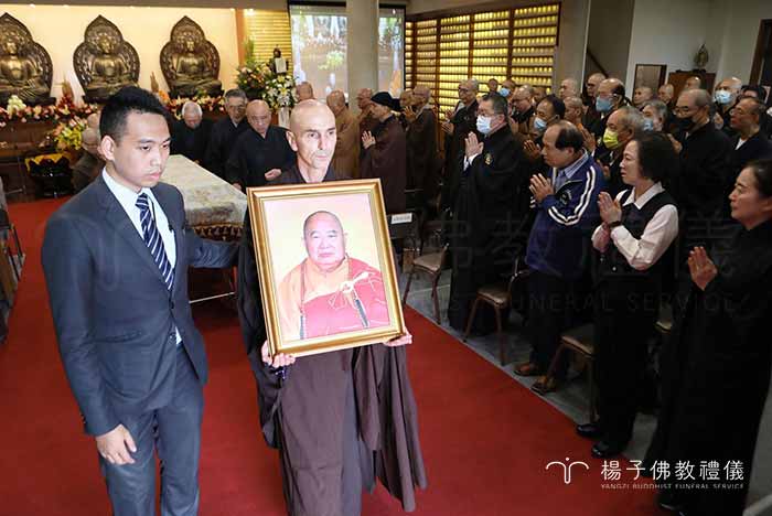 追思法會圓滿後，由禪林弟子護棺移靈至三峽火化場，並由天南寺法師主法誦經完成荼毘儀式 ｜楊子佛教禮儀公司