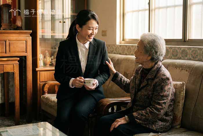 繁雜的治喪流程，由禮儀師為您理清 。從臨終助念到晉塔安奉，楊子用心引導每一刻的祝福，讓儀式流暢而莊嚴