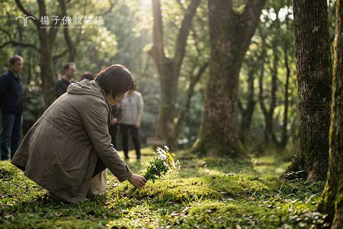 百日與對年祭祀儀式透過家族追思、網路悼念或至海邊、樹葬區憑弔等精神性紀念方式 ，突破傳統框架，依亡者信仰傳送最深切的祝福與思念 。｜楊子佛教禮儀公司