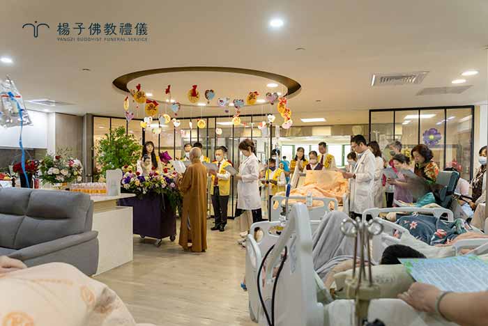 佛光山惠中寺 覺清法師在交誼廳領眾誦念《般若心經》，現場醫護、志工與家屬合掌齊聲祝禱，讓原本充滿焦慮的空間沉澱出祥和氛圍 。｜楊子佛教禮儀公司