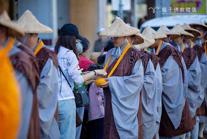 ▲｜楊子佛教禮儀公司台中服務處恭迎行腳僧眾